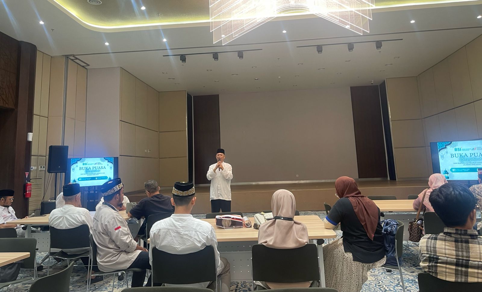 Wakil Rektor I, Prof. Dr. Ir. Agussabti, M.Si., IPU, memberikan tausyiah dalam acara silaturahmi dan buka bersama AMSI Aceh di Lantai 8 Landmark BSI Aceh, Rabu 26 Maret 2025. (Foto: Nukilan/Rezi)