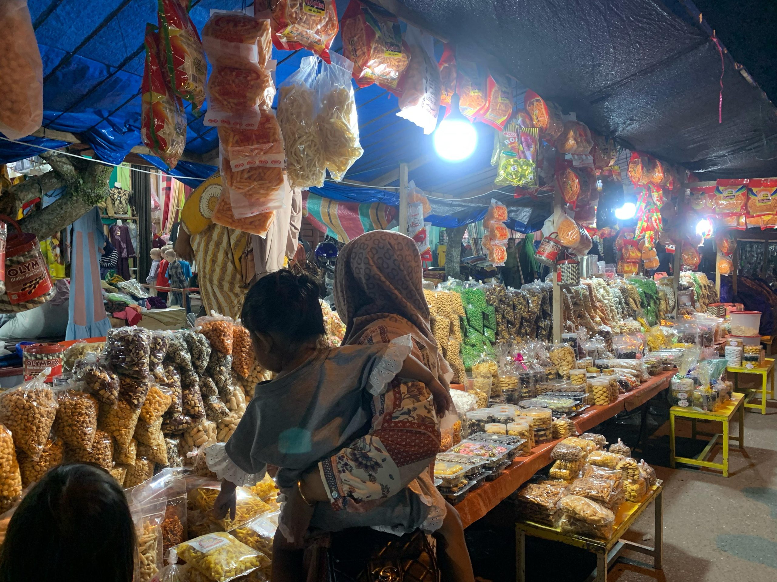 Pedagang Kue Lebaran di Meulaboh Raup Untung Besar Jelang Idulfitri. (Foto: Nukilan)