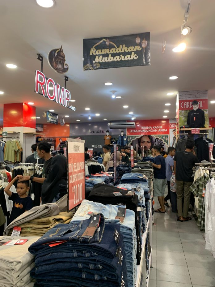 Suzuya Mall Meulaboh Dipadati Pembeli. (Foto: Nukilan)