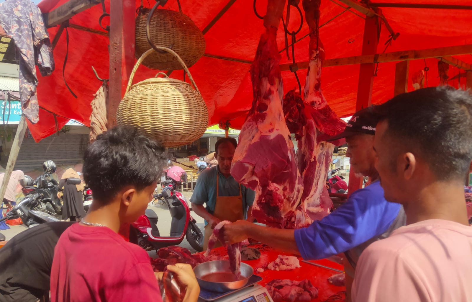 Pedagang daging sapi di Pasar Al-Mahirah Lamdingin, Kota Banda Aceh, pada Minggu 30 Maret 2025. (Foto: Nukilan/Rezi)