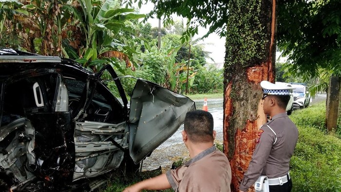 Mobil ditumpangi Kadinkes Aceh Utara Amir Syarifudin mengalami kecelakaan (Foto: Dok. Ditlantas Polda Aceh)