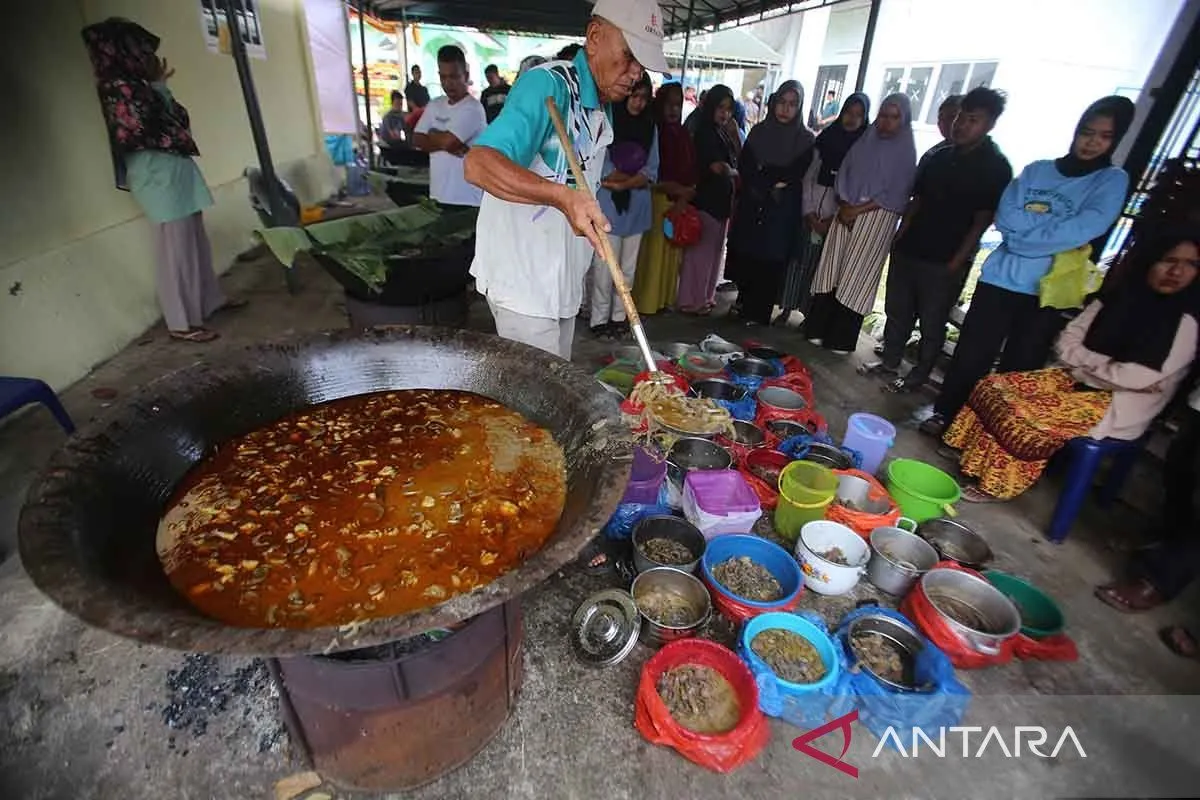Warga Aceh Besar Gelar Kenduri Nuzul Quran, Masak 19 Belanga Kuah Beulangong. (Foto ANTARA)