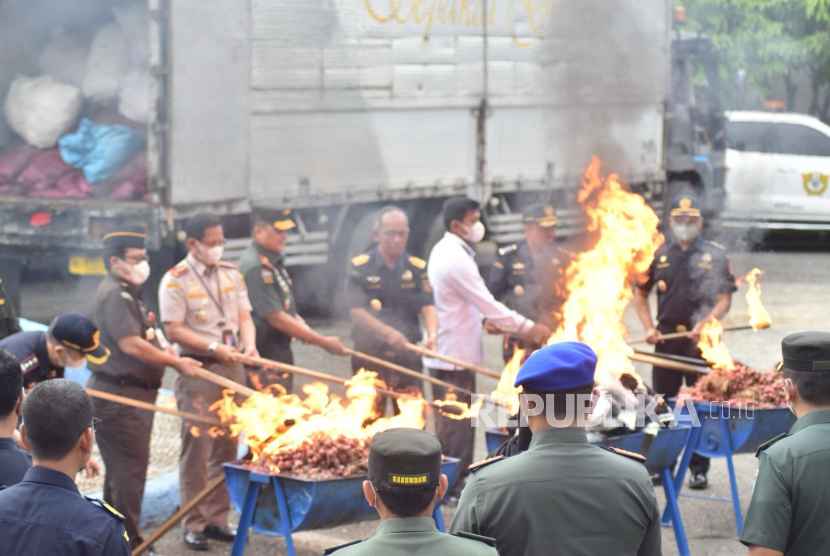 Bea Cukai Aceh memusnahkan ribuan karung bawang merah ilegal dan pakaian bekas. (Foto: Beacukai)