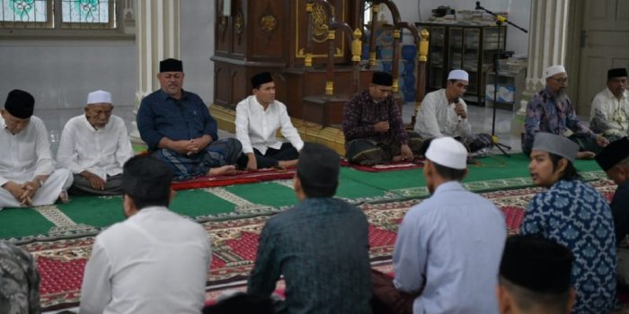Wakil Gubernur Aceh, Fadhlullah, SE, beserta Kepala SKPA/Biro, menggelar Samadiah dan Do'a bersama untuk Alm. Kamaruddin Bin Abu Bakar (Abu Razak) sekaligus buka puasa bersama dengan masyarakat, di Masjid Baitul Istiqamah, Gampong Teupin Raya, Pidie. (Foto: MC Aceh)
