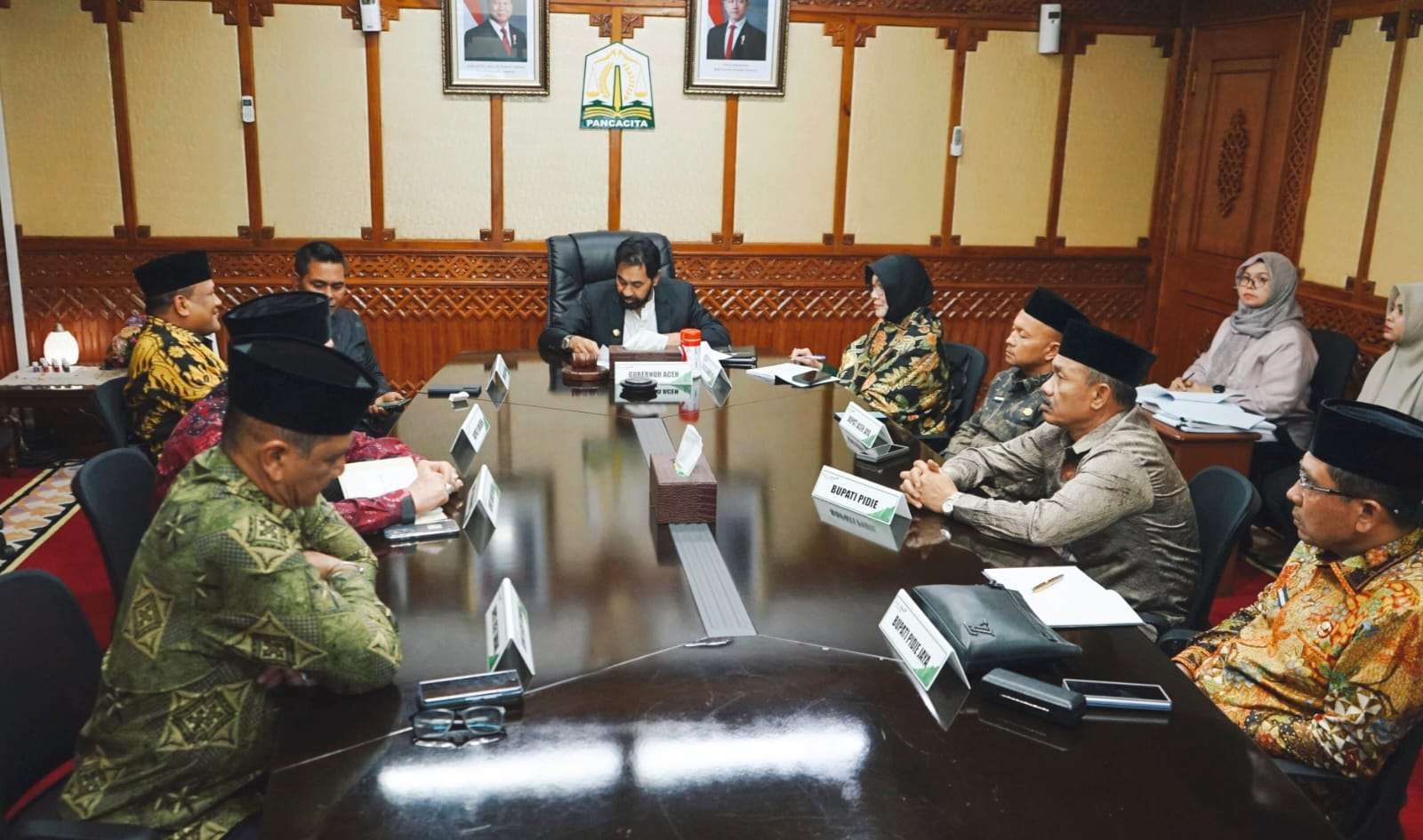Gubernur Aceh Muzakir Manaf memimpin rapat RUPS LB Bank Aceh Syariah yang di gelar di Kantor Gubernur Aceh, pada Jum’at (14/3/2025). (Foto: Humas Pemerintah Aceh)