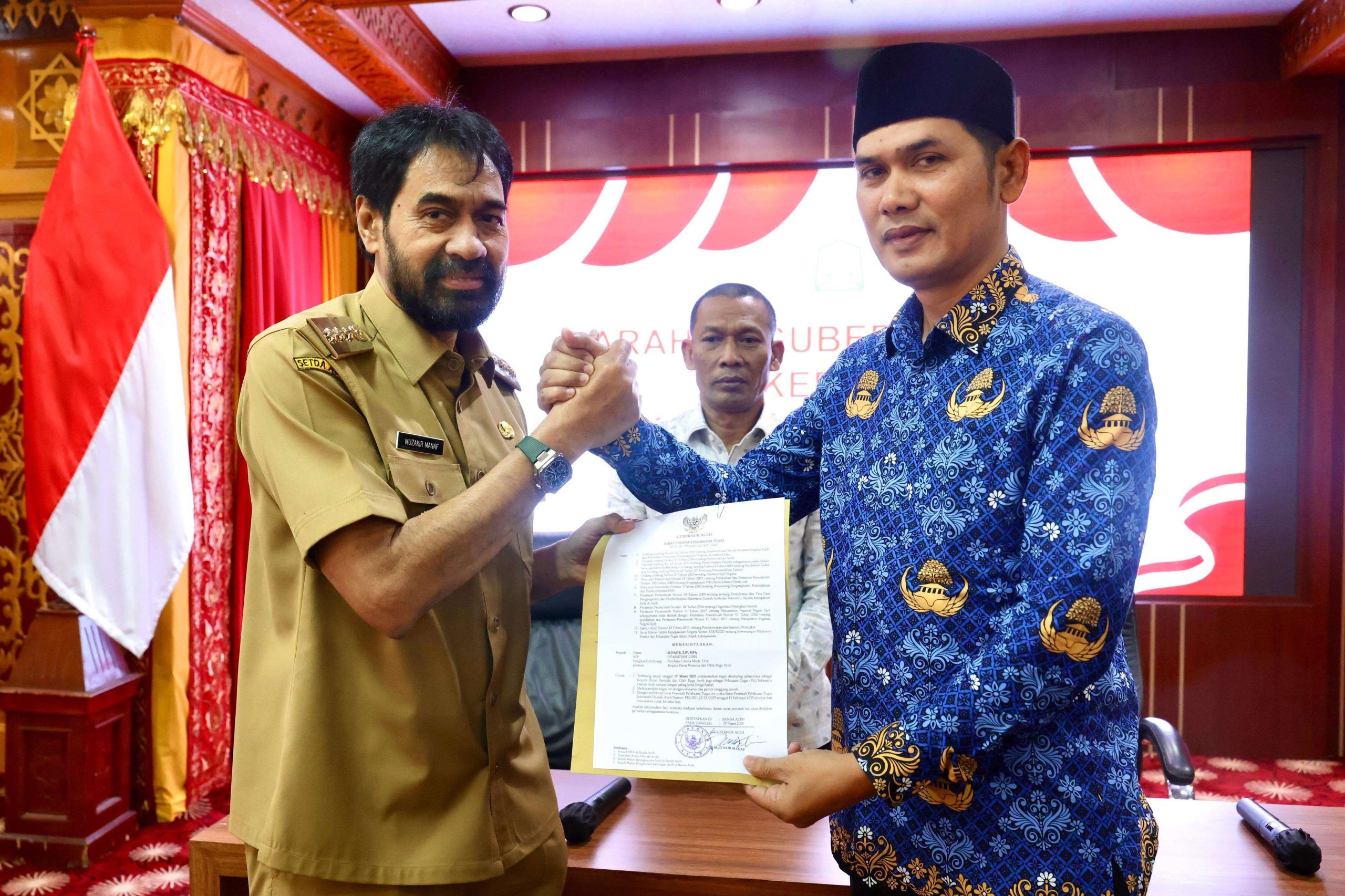 Gubernur Aceh, H. Muzakir Manaf, menyerahkan SK Plt Sekda Aceh kepada Kadispora Aceh, M Nasir, di Meuligoe Gubernur Aceh. (Foto: Humas Pemerintah Aceh)