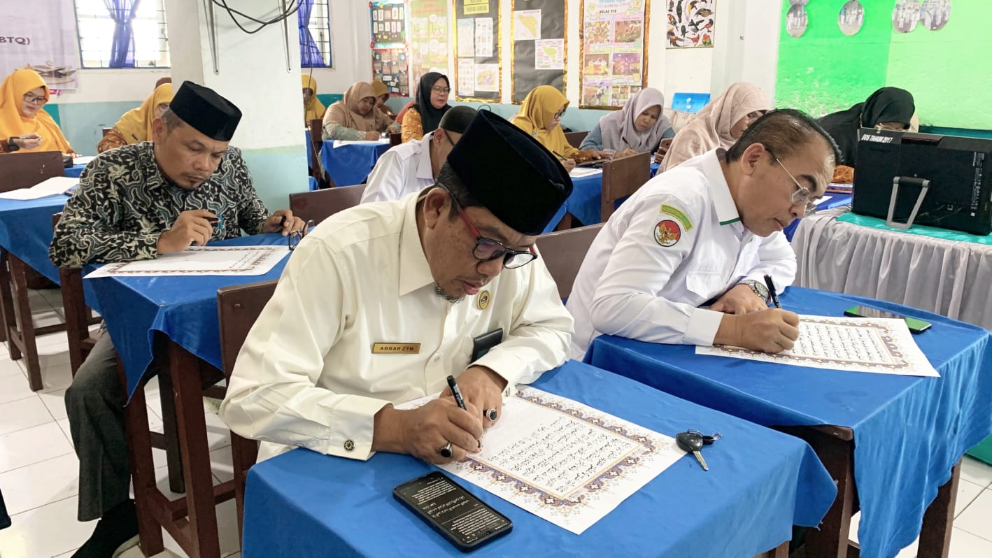 Peringati Nuzulul Quran, Guru PAI Aceh Barat Tulis Mushaf Alquran. (Foto: Kemenag Aceh)