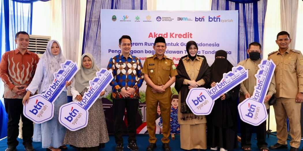 Wakil Gubernur Aceh, Fadhlullah, SE, foto bersama saar menghadiri acara Akad Massal Program Rumah untuk Guru Indonesia yang dibuka secara virtual oleh Menteri Perumahan dan Kawasan Permukiman, Maruarar Sirait di Kantor BTN Syariah, Banda Aceh, Selasa (25/3/2025). (Foto: Humas Aceh)