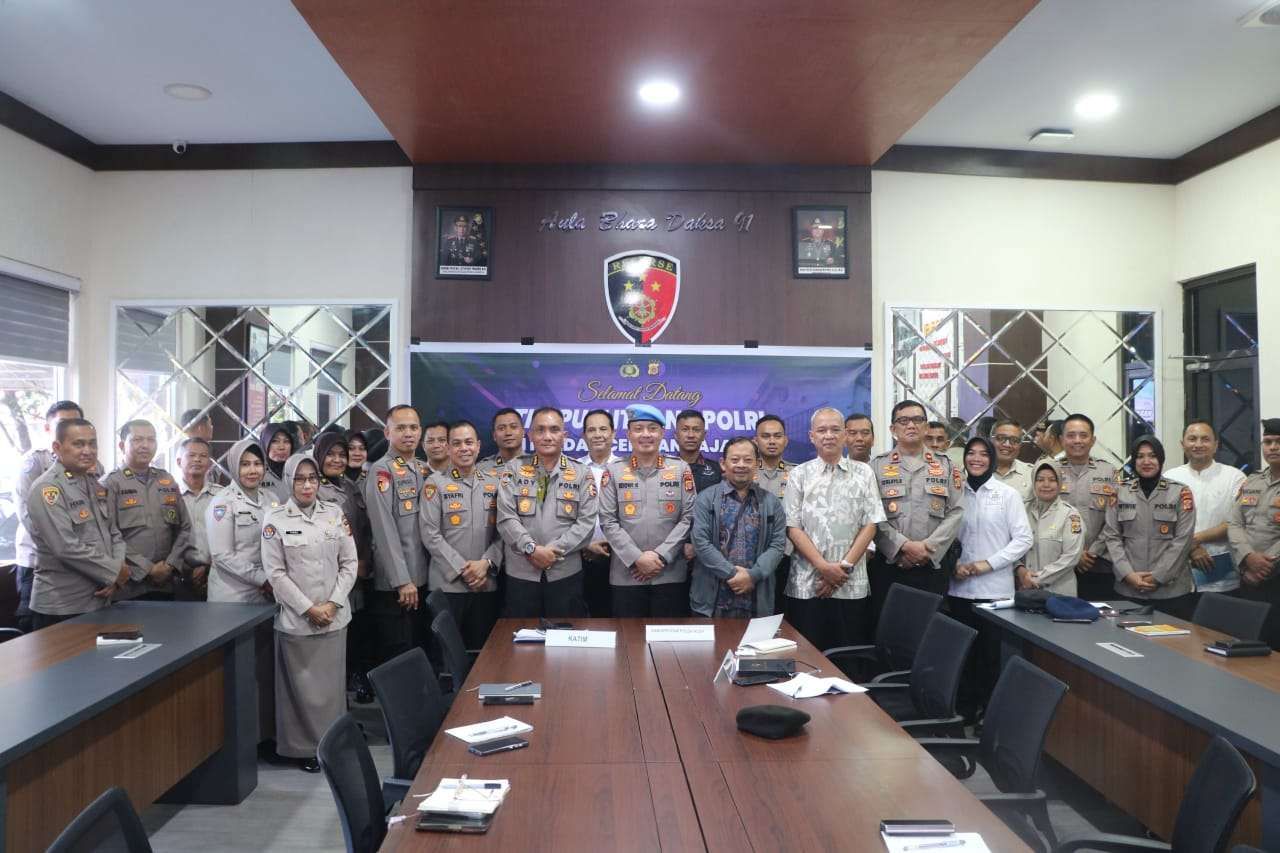 Tim Pusat Penelitian dan Pengembangan (Puslitbang) Polri, foto bersama jajaran Polda Aceh di Aula Reskrimsus Polda setempat. (Foto: Humas Polda Aceh)