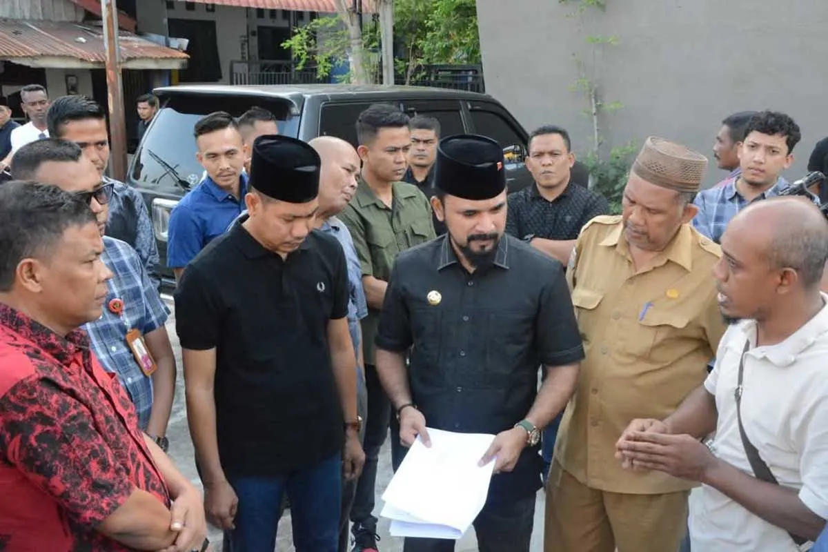 Bupati Aceh Timur Iskandar Usman Alfarlaky (tengah) meninjau aset daerah untuk dibangun rumah singgah di Banda Aceh. (Foto: ANTARA)