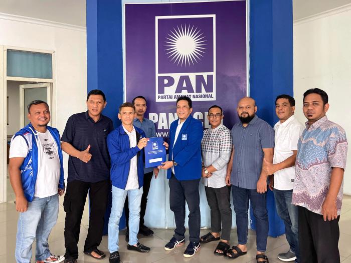 Dek Cut (sapaan Razami) mendaftarkan diri ke DPW PAN Aceh pada Sabtu 15 Maret 2025 yang diterima langsung oleh Ketua Panitia Muswil VI PAN Aceh, Teuku Afid. (Foto: dok. Pribadi)