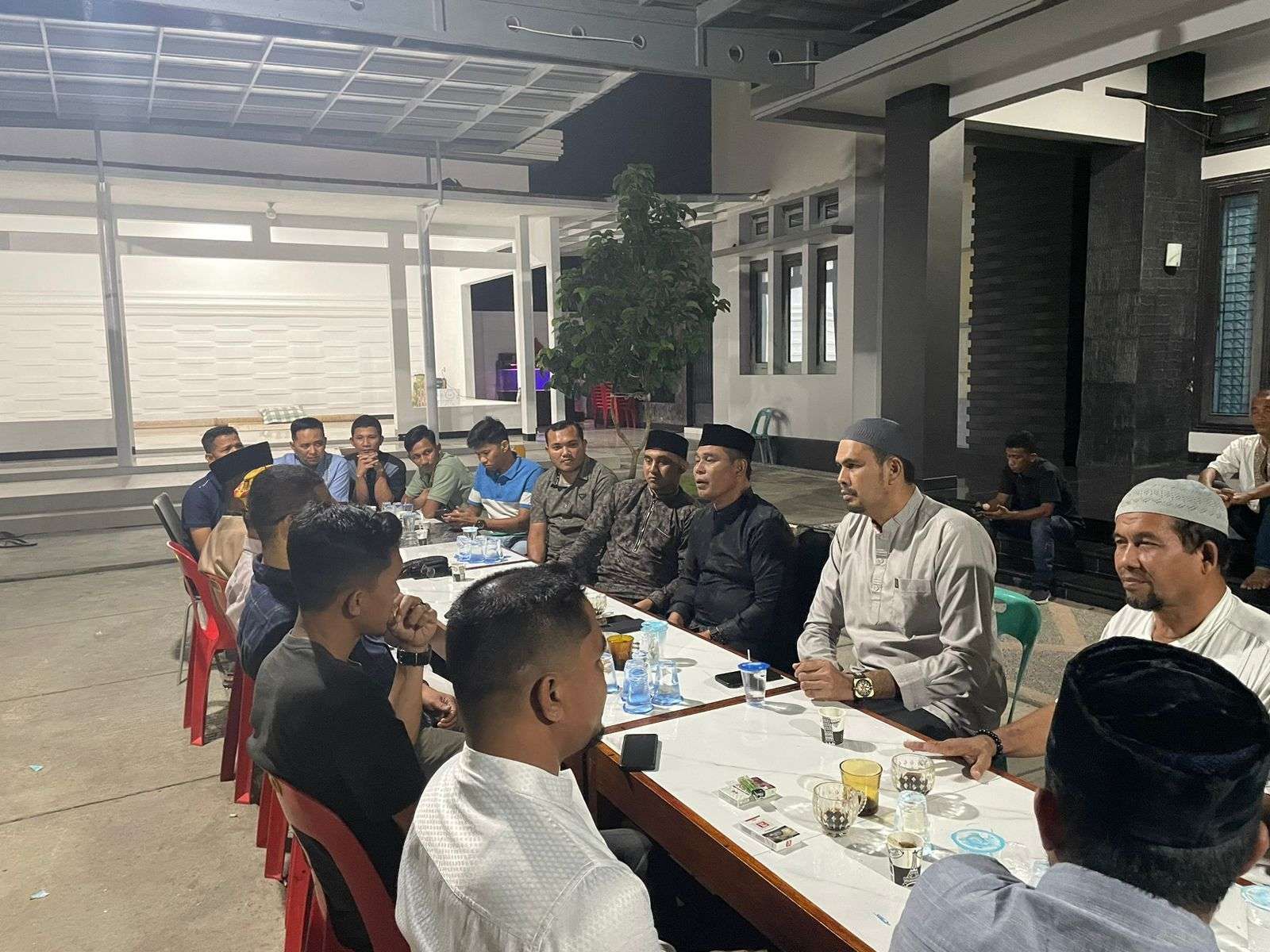 Bupati Aceh Besar, Muharram Idris menerima audiensi pengurus IPAR di kediamannya Gampong Ajuen Lam Hasan, Kecamatan Peukan Bada, pada Minggu (23/3/2025) malam. (FOTO: MC ACEH BESAR)