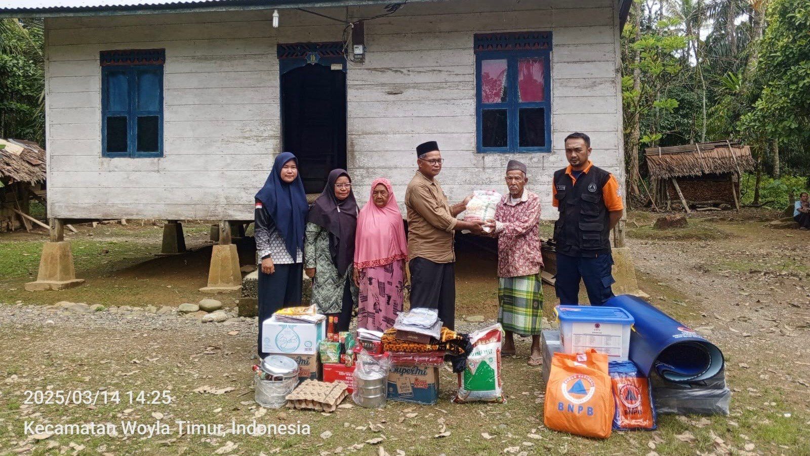 Penyerahan bantuan logistik masa panik pasca angin kencang di Gampong Blang makmur kecamatan Woyla Timur, Jumat (14/3/2025). (Foto BPBD Aceh Barat)