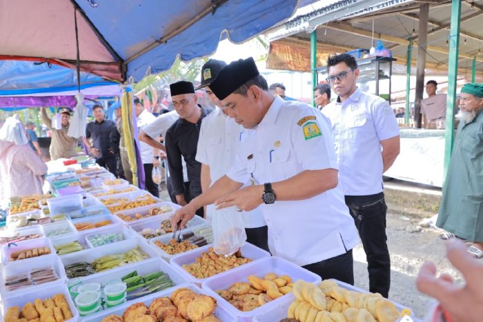 Bupati Aceh Besar Tinjau Pasar Takjil di Jantho. (Foto: MC Aceh)