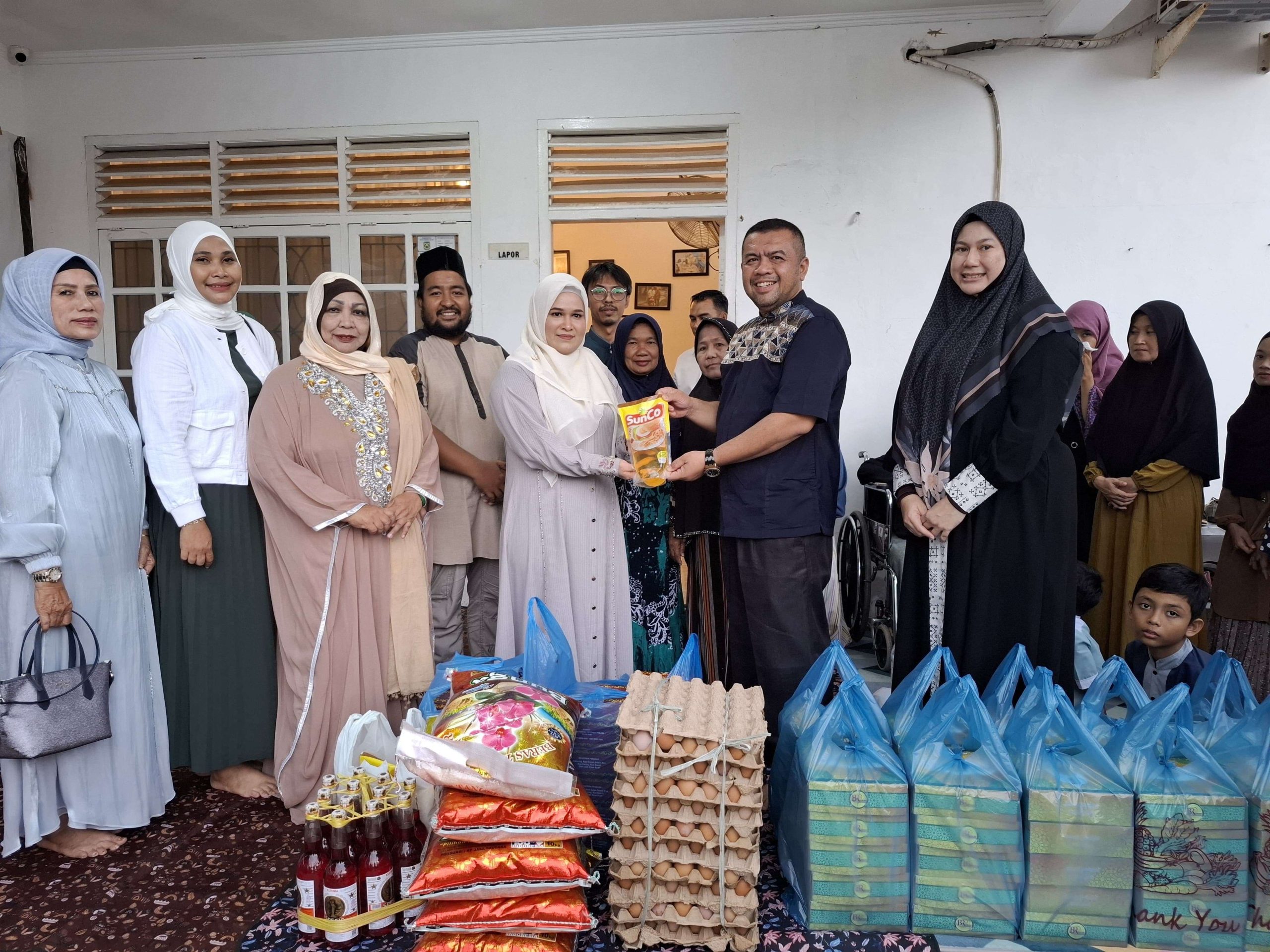Istri Wakil Gubernur Aceh, Mukarramah, membagikan takjil buka puasa dan sembako untuk pasien yang tinggal di Rumah Singgah Blood For Life Foundation di Lampriet Banda Aceh, Jumat, (7/3/2025). (FOTO: Humas Pemerintah Aceh)