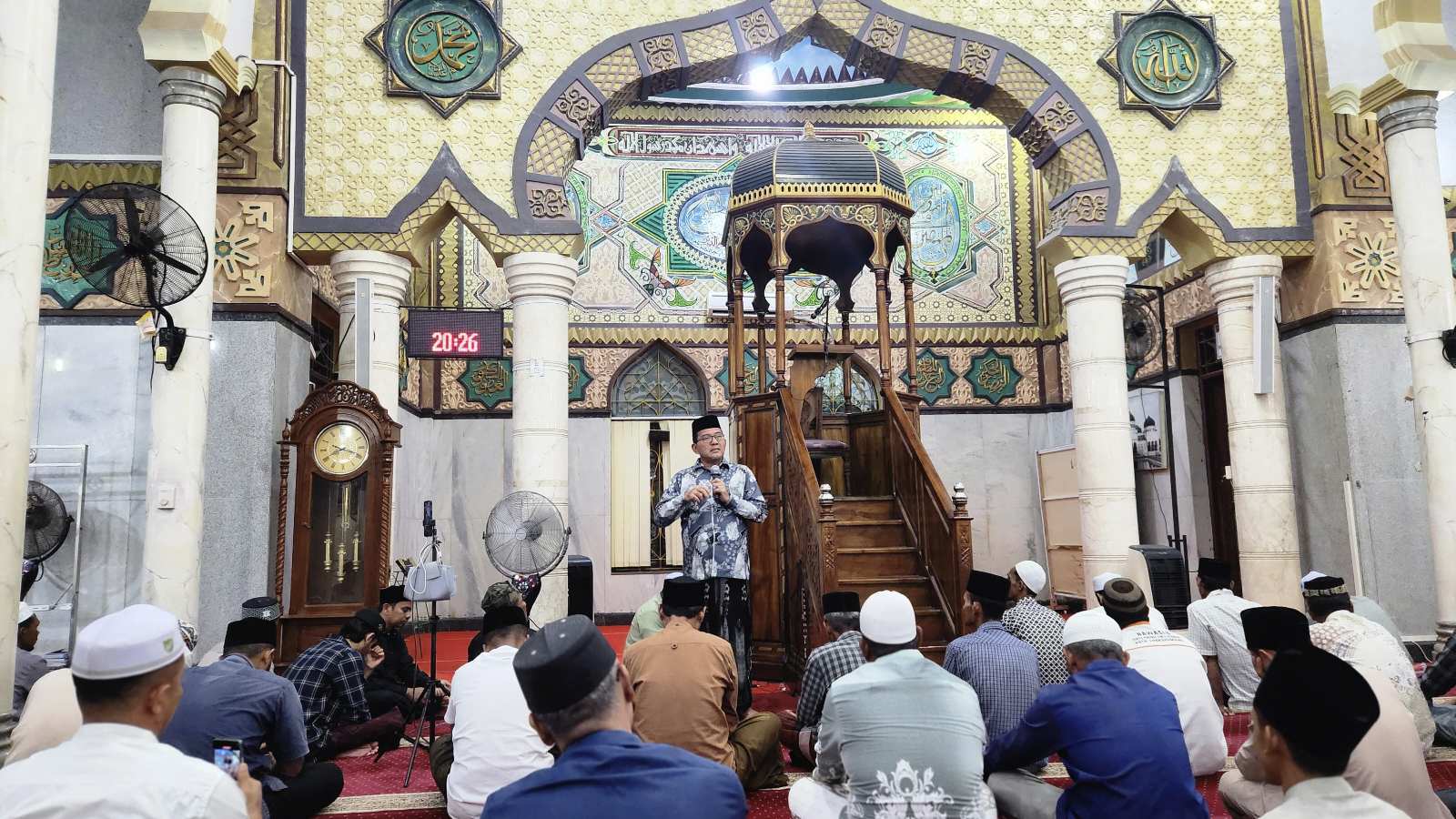**Safari Ramadhan, Kakanwil Kemenag Aceh Sosialisasikan Program di Masjid Zadul Ma'ad Peureulak**

Aceh Timur – Kepala Kantor Wilayah Kementerian Agama (Kakanwil Kemenag) Provinsi Aceh, Drs. H. Azhari, M.Si, melaksanakan Safari Ramadhan 1446 H di Masjid Zadul Ma'ad, Peureulak, Aceh Timur, Sabtu malam, 15 Maret 2025. Kegiatan ini menjadi bagian dari agenda kunjungannya setelah sebelumnya meninjau madrasah dan dayah di wilayah Aceh Timur.

Dalam ceramahnya, Kakanwil menyampaikan berbagai pesan spiritual mengenai keutamaan dan hikmah ibadah Ramadhan. Ia juga menekankan pentingnya membaca Al-Qur’an serta keagungan fadhilah dari mengkhatamkan kitab suci umat Islam tersebut. 

Di hadapan jamaah Masjid Zadul Ma'ad, Kakanwil turut menyosialisasikan program khataman massal Al-Qur’an yang akan digelar serentak di seluruh Indonesia pada Ahad (16/3). “Ini merupakan momentum bagi kita untuk lebih mendekatkan diri kepada Al-Qur’an, dengan harapan semakin banyak umat Islam yang rutin membaca dan mengamalkannya dalam kehidupan sehari-hari,” ujarnya.

Selain itu, ia juga membahas Surat Edaran (SE) Gubernur Aceh mengenai pentingnya shalat berjamaah serta program Lima Belas Menit (Limit) yang dicanangkan untuk meningkatkan kedisiplinan umat dalam beribadah.

Sebagai bentuk kepedulian, dalam kesempatan tersebut Kakanwil Kemenag Aceh, didampingi Kepala Kankemenag Aceh Timur, H. Salamina, M.A., menyerahkan bingkisan berupa sajadah dan bantuan lainnya kepada jamaah. 

Sebelumnya, pada Sabtu siang (15/3), Kakanwil Azhari juga meninjau kegiatan Ramadhan di beberapa madrasah di Aceh Timur. Ia mengunjungi MIN 5 di Keude Geurobak, Idi Tunong, serta MIN 24 di Kampung Tanjong, Idi Rayeuk. Dalam kunjungan tersebut, ia melihat langsung kondisi bangunan dan sarana pendidikan yang ada, sekaligus memberikan motivasi kepada para siswa agar terus bersemangat dalam menuntut ilmu.

Tidak hanya itu, Kakanwil juga mengisi kajian Ramadhan di madrasah yang berada di lingkungan perkebunan sawit. Setelahnya, tim Kanwil Kemenag Aceh melanjutkan agenda Safari Ramadhan ke Dayah Insan Qurani (IQ) Nurussalam, Aceh Timur. Di hadapan para santri, Kakanwil memberikan motivasi agar mereka semakin giat dalam menjalankan ibadah di bulan suci ini.

Pada kesempatan tersebut, Kakanwil juga mengingatkan para santri untuk selalu mendoakan para pendiri dayah, termasuk almarhum Ustadz Amin Chuzaini, seorang hafiz 30 juz yang dikenal sebagai pelatih, dewan hakim, dan pengajar Al-Qur’an. Beliau terakhir menjabat sebagai Kasi Pendidikan Al-Qur’an pada Bidang PD Pontren Kanwil Kemenag Aceh sebelum wafat pada akhir September 2020.

Safari Ramadhan ini menjadi ajang silaturahmi sekaligus penguatan nilai-nilai keislaman di tengah masyarakat, dengan harapan meningkatkan semangat ibadah dan kebersamaan selama bulan suci Ramadhan. (Foto: Kemenag Aceh)