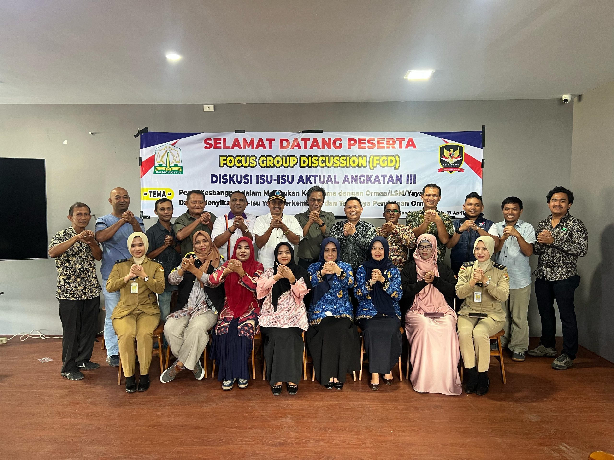 Kesbangpol Aceh bekerja sama dengan Kesbangpol Kota Banda Aceh menggelar Focus Group Discussion (FGD) bersama sejumlah organisasi masyarakat (Ormas) di Aula De Kupi Aceh. (Foto: For Nukilan)