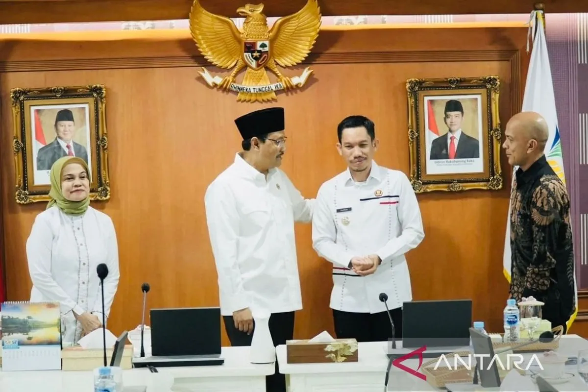 Menteri Sosial Republik Indonesia Saifullah Yusuf menyambut kedatangan Bupati Aceh Barat Tarmzi didampingi Plt Kepala Dinas Sosial Kabupaten Aceh Barat Teuku Remi Ilham Putra (kanan) di Gedung Kemensos RI di Jakarta. (Foto: ANTARA)
