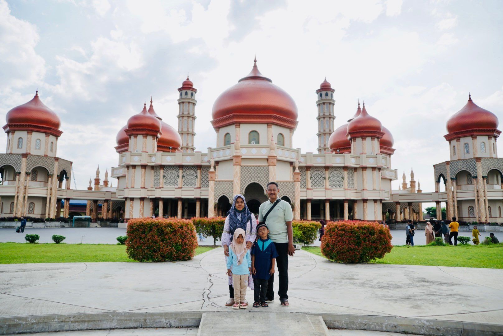 Pengunjung berfoto di depan Masjid Agung Baitul Makmur Meulaboh. (Foto: RRI)