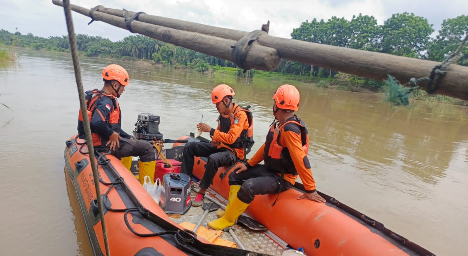 Tim SAR Aceh Tamiang sedang melakukan pencarian terhadap korban yang lompat dari jembatan Kualasimpang ke sungai, Rabu (9/4/2025). (Foto : Dok. BPBD Aceh Tamiang)