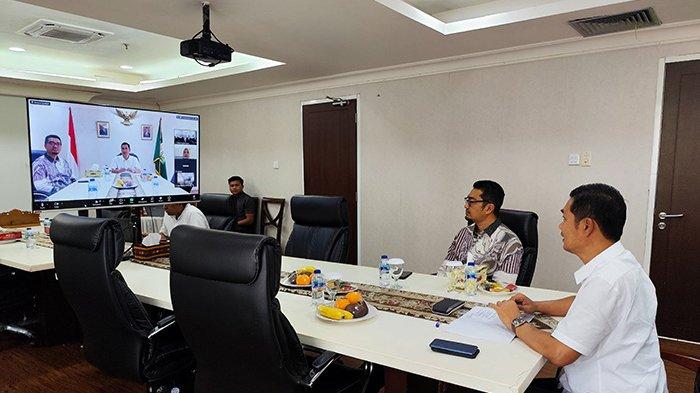 Pelaksana Tugas (Plt) Sekda Aceh, M Nasir MPA, didampingi Kepala Dinas Pendidikan Aceh, Marthunis DEA, saat meluncurkan secara resmi kegiatan Try Out SNBT 2025 bagi siswa kelas XII SMA dan SMK se-Aceh melalui platform Zoom dari Kantor Perwakilan Pemerintah Aceh di Jakarta. (Foto: IST)