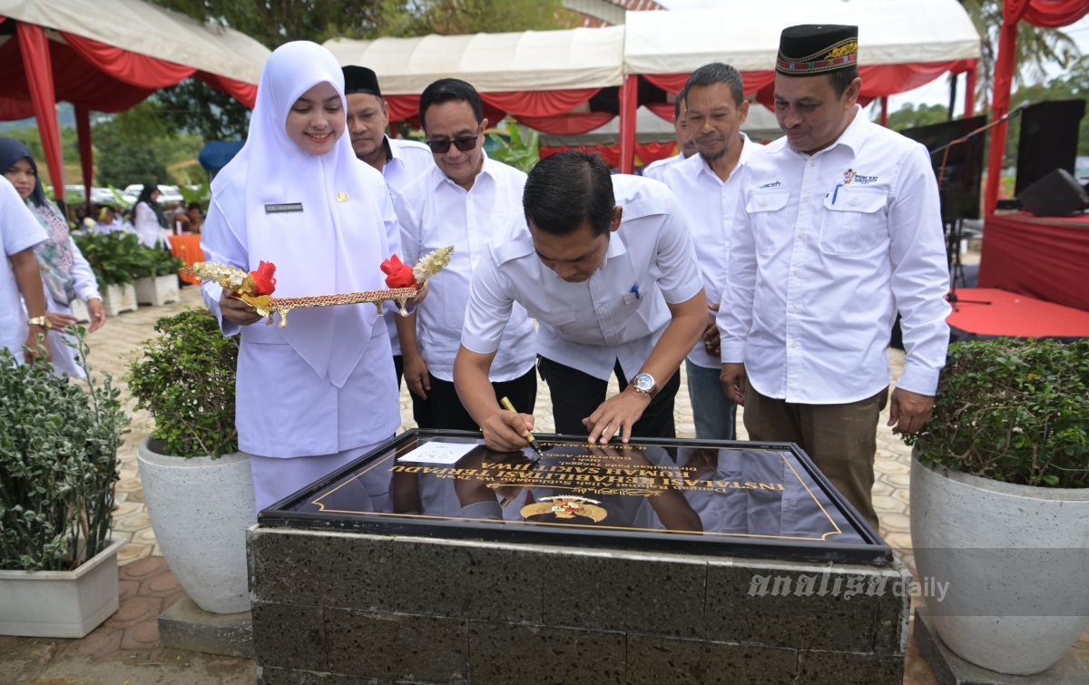 Pelaksana Tugas Sekda Aceh, M Nasir Syamaun, meresmikan Instalasi Rehabilitasi Terpadu Kuta Malaka milik Rumah Sakit Jiwa (RSJ) Aceh, di Kuta Malaka, Aceh Besar, Rabu, 16 April 2025. (Foto: Analisadaily)