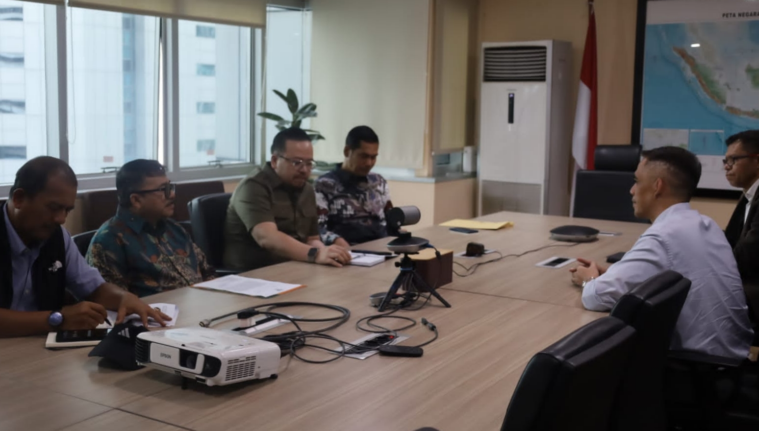 Plt Sekda Aceh melakukan pertemuan dengan KemenkoInfrastruktur dan Pembangunan Wilayah Republik Indonesia (RI), Kamis (17/4/2025). (Foto: Biro Adpim)