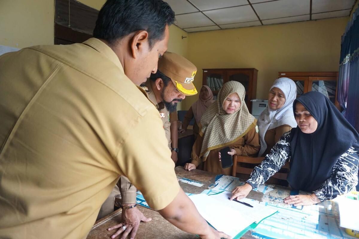 Bupati Kabuapten Aceh Timur, Provinsi Aceh, Iskandar Usman Al-Farlaky, berang saat melakukan inspeksi mendadak (sidak) ke kantor Camat Darul Aman, Selasa (15/4/2025). (Foto: Kompas.com)