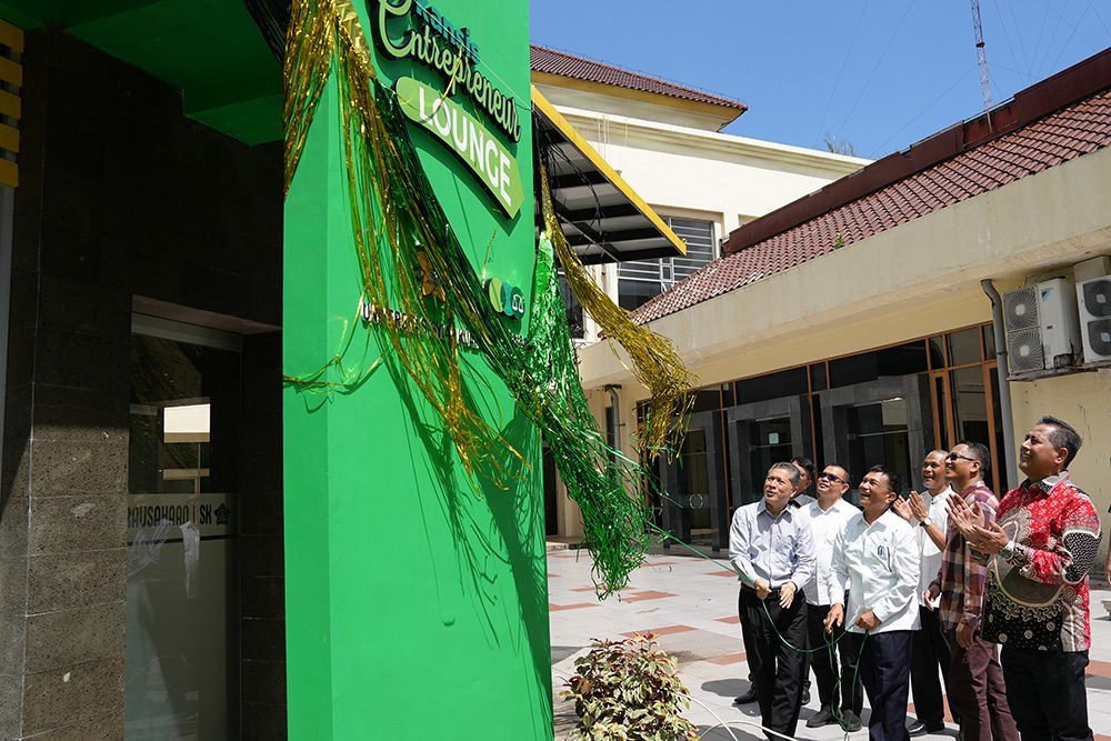 Rektor USK Resmikan Kansis dan Entrepreneur Lounge. (Foto: Humas USK)