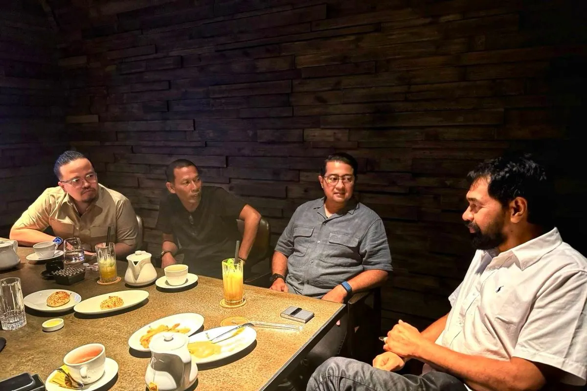 Gubernur Aceh, Mualem saat bertemu dengan Menteri Pariwisata dan Ekonomi Kreatif, Teuku Riefky Harsya membahas pembentukan Dinas Ekonomi Kreatif di kawasan SCBD, Kamis malam (10/4/2025). (Foto: Humas Pemprov Aceh)