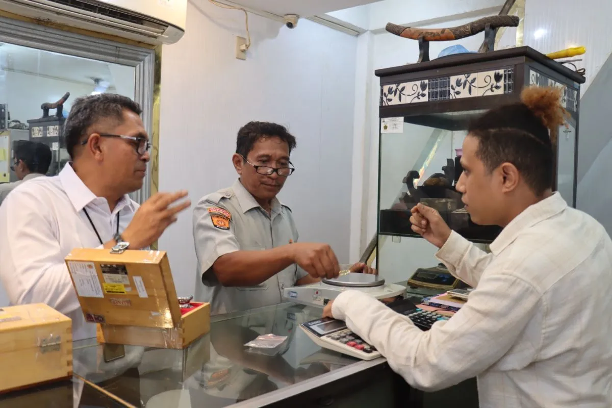 Tim gabungan Polresta Banda Aceh bersama Pemko Banda Aceh saat melakukan penimbangan emas di pasaran, di Banda Aceh. (Foto: ANTARA)