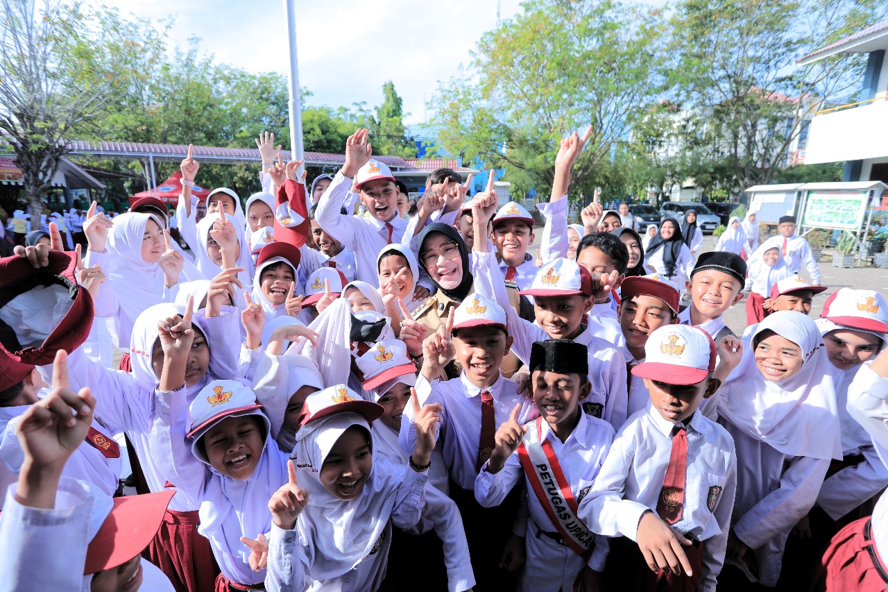 Senyum Ceria Siswa SD Negeri 20 Banda Aceh Sambut Peluncuran Program “Dokter Saweu Sikula” oleh Wali Kota Illiza. (Foto: MC BNA)