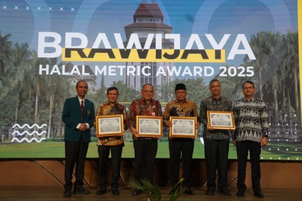 Wakil Gubernur Aceh, Fadhlullah (dua dari kiri) saat menerima penghargaan di Aula UB, Universitas Brawijaya, Malang, Jawa Timur, Senin (21/4/2025). (Foto: Humas BPPA)