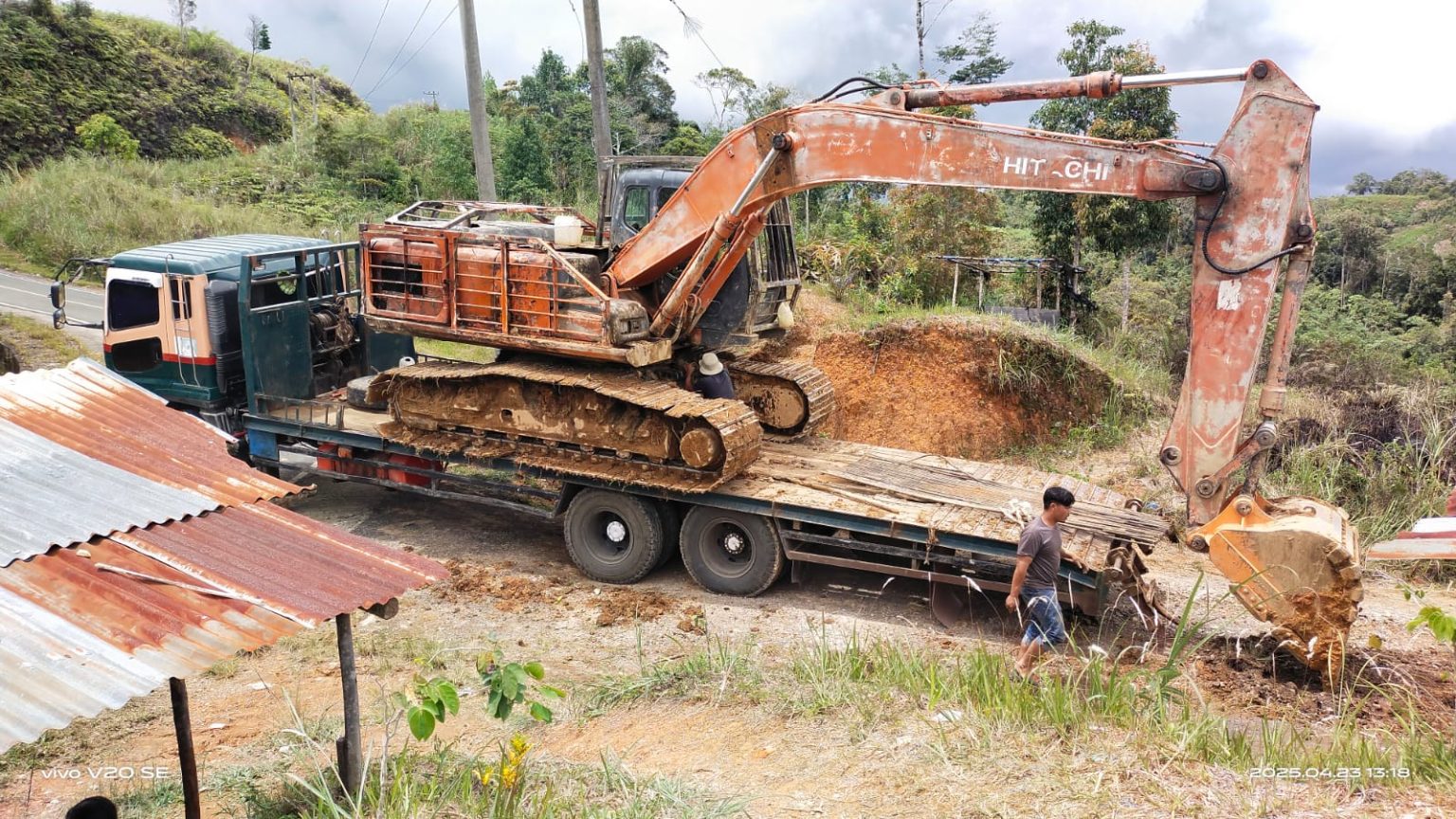 Excavator di Tanoh Depet, Celala, Aceh Tengah. (Foto: Lintasgayo.com)