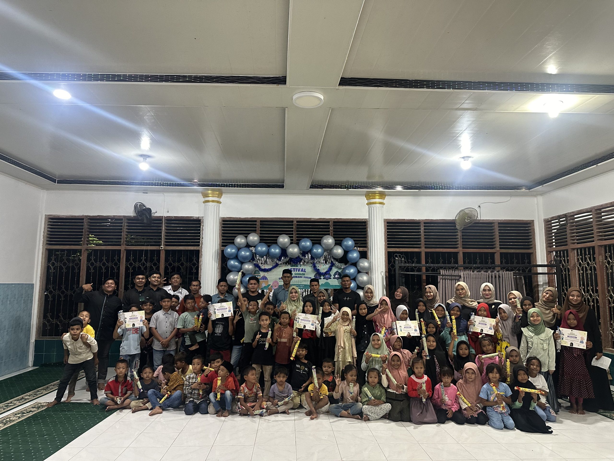Mahasiswa KPM UIN Ar-Raniry dan Warga Lambaro Sukon Sukses Gelar Festival Anak Sholeh 2025. (Foto: For Nukilan)