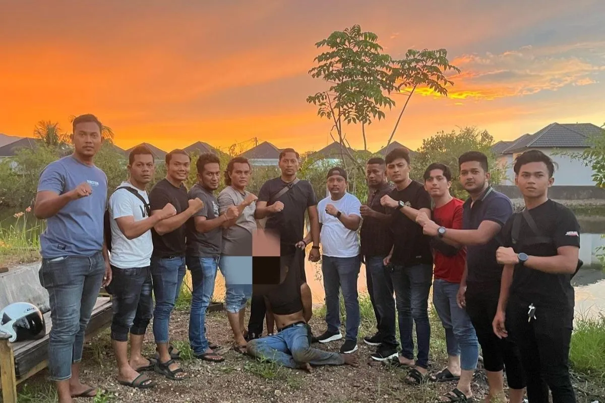 Personel Polresta Banda Aceh saat menangkap pelaku pencurian alat elektronik di kawasan pasar Lambaro, di Banda Aceh. (Foto: ANTARA)