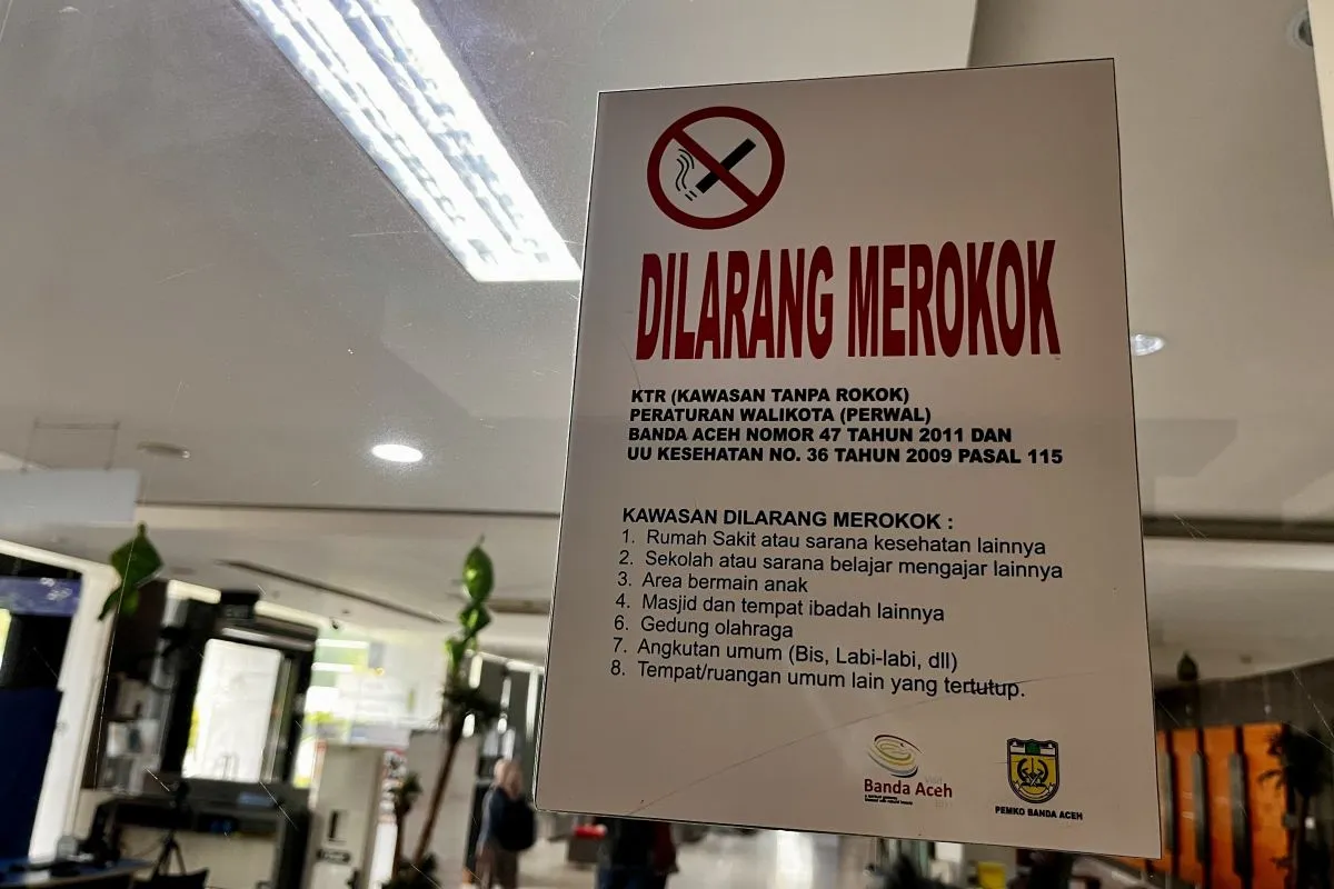 Poster larangan merokok di area kawasan tanpa rokok (KTR) yang terdapat di Balai Kota Banda Aceh, Aceh, Rabu (16/4/2025). (Foto: ANTARA)