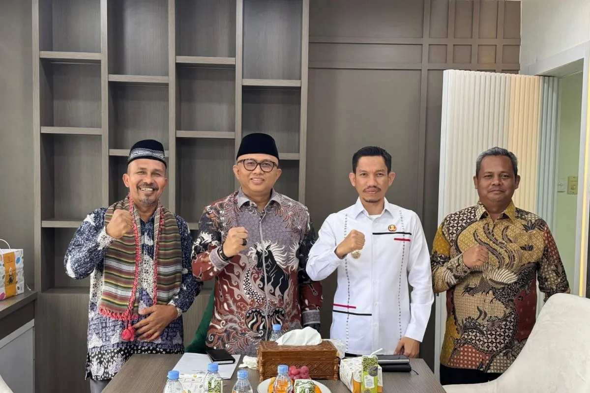 Bupati Aceh Barat Tarmizi SP MM bersama Ketua STAIN Tgk Dirundeng Meulaboh, Aceh Dr Syamsuar bertemu dengan Sesditjen Kementerian Agama Republik Indonesia Prof Dr Arskal di Jakarta. (Foto: ANTARA)