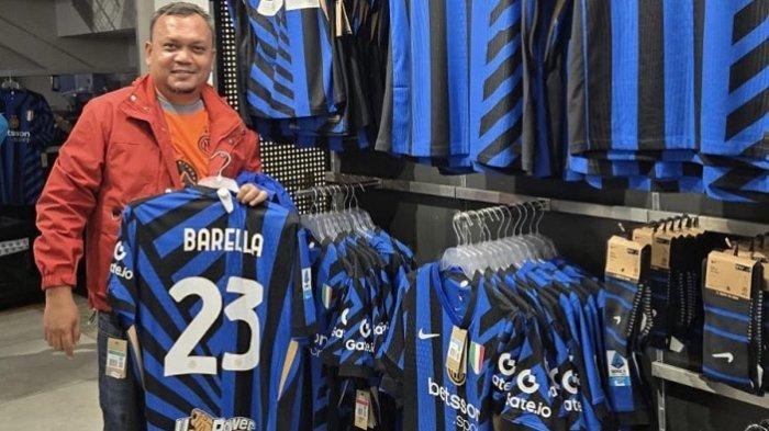 Sekum Persiraja Banda Aceh, Rahmat Djailani saat mengunjungi store penjualan resmi merchandise Inter Milan yang terletak di Duomo Milano atau di Depan Katedral Milan, Jumat (18/4/2025). (Foto: MO Persiraja)