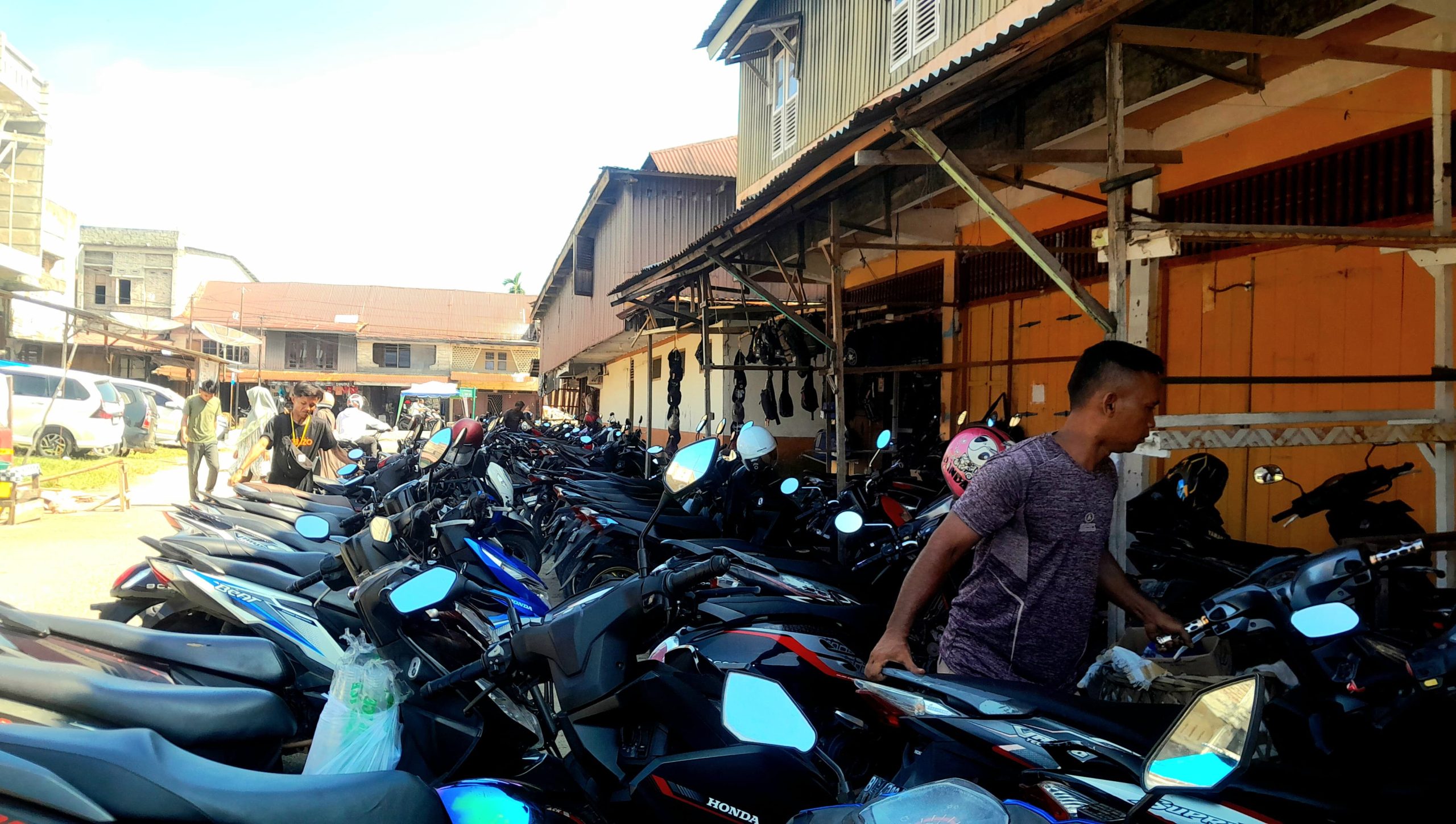 Jelang Lebaran, Tukang Parkir di Pasar Kota Fajar Raup Untung Berlipat. (Foto: Nukilan)