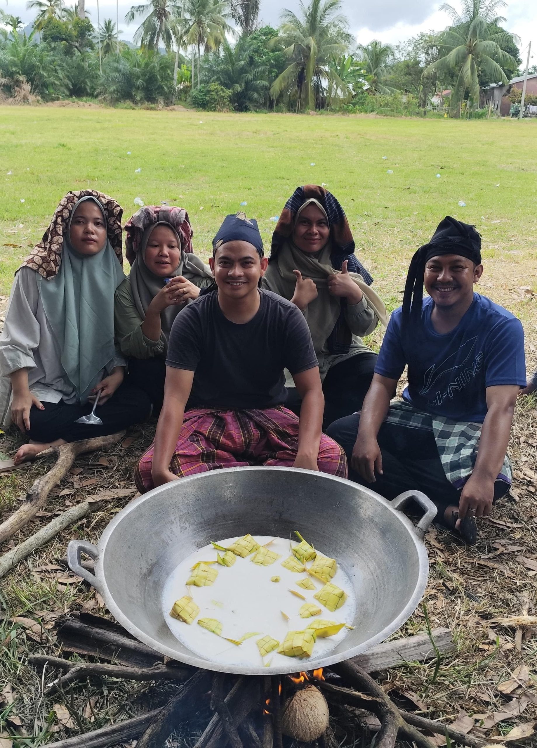 Lomba masak ketupat. (Foto: Nukilan)