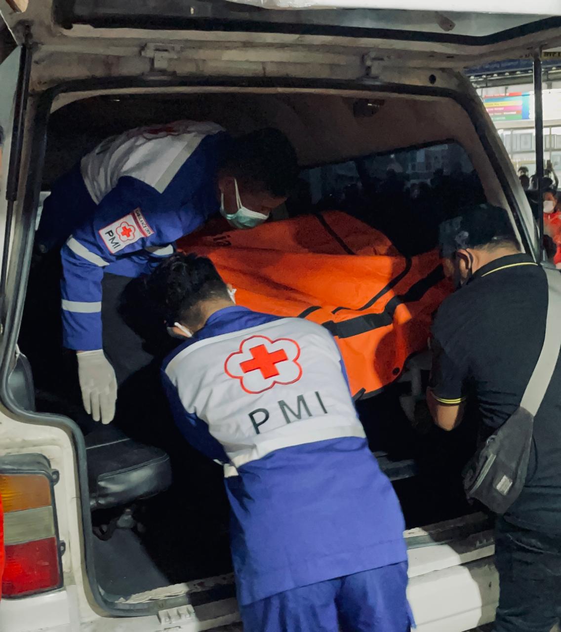 PMI Kota Banda Aceh Evakuasi Jenazah Misterius di Tanjung Selamat. (Foto: For Nukilan)