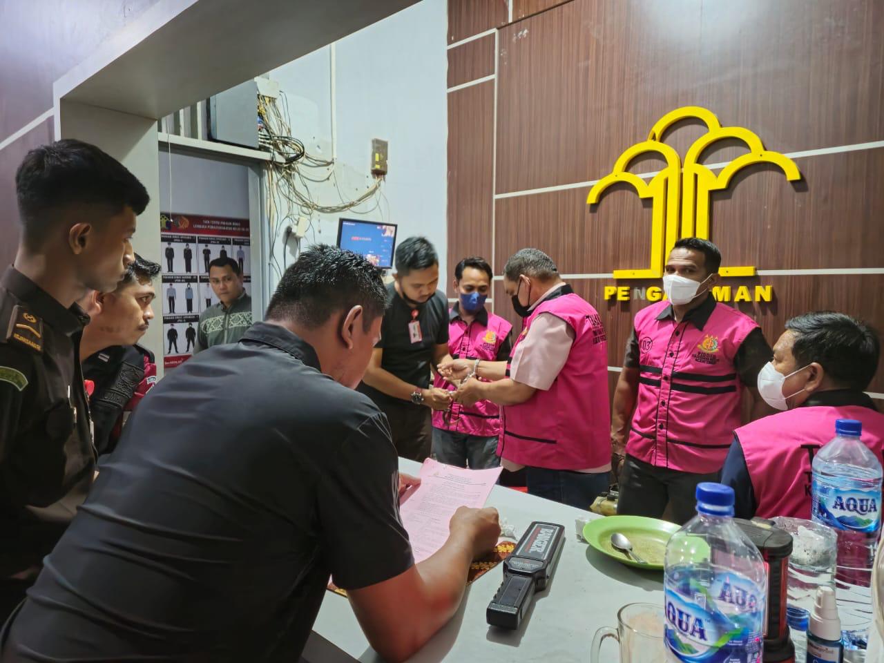 Tersangka korupsi proyek dermaga TPI di  Gampong Kuala Leuge, Kecamatan Peureulak, Kabupaten Aceh Timur. (Foto: Dok. Kejari Aceh Timur)