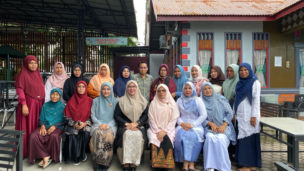 Foto bersama Staf Flower Aceh bersama kelompok perempuan di komunitas, perwakilan unsur pemerintah terkait dan LSM dalam memperingati Hari Kartini pada 21 April 2025 di Banda Aceh dan Aceh Utara. (Foto/ist).
