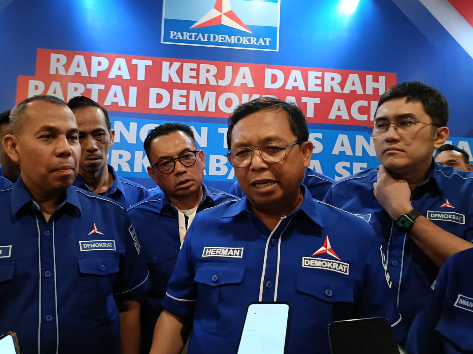 Sekretaris Jenderal DPP Partai Demokrat, Herman Khaeron saat doorstop di sela-sela Rakerda Demokrat Aceh. (Foto: Nukilan/Rezi)