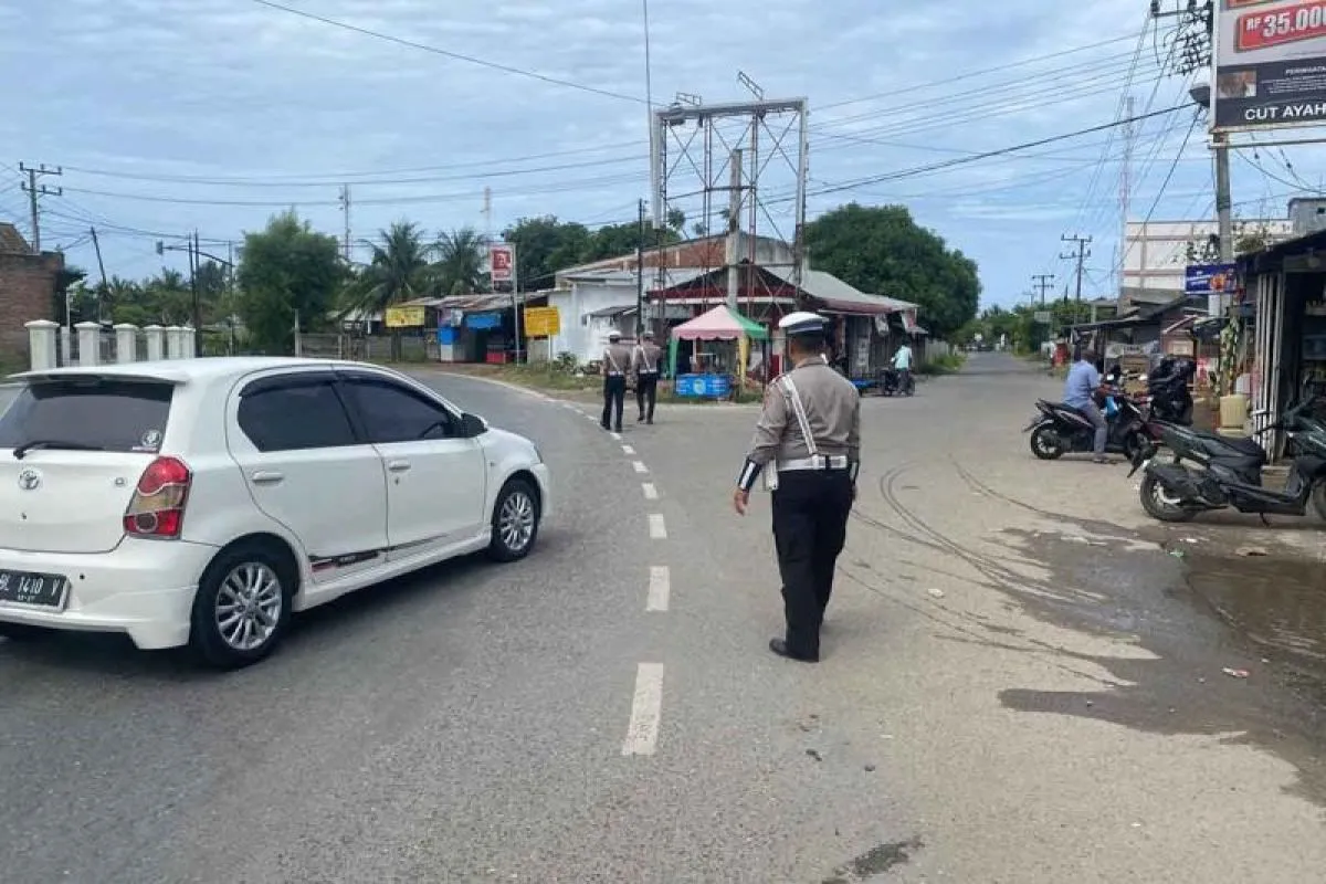 Personel Satgas Operasi Ketupat Seulawah 2025 mengatur lalu lintas di jalur masuk objek wisata di Aceh Besar, Kamis (3/4/2025). (Foto: Bidhumas Polda Aceh)