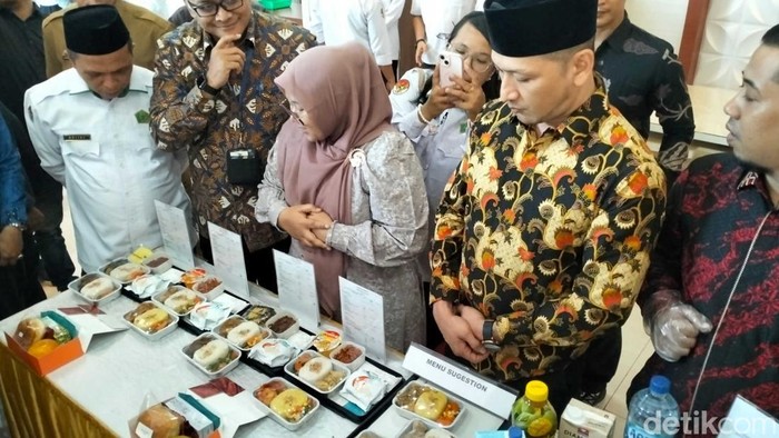 Berbagai jenis menu yang akan disajikan ke jemaah dihadirkan saat uji coba yang berlangsung di Asrama Haji Embarkasi Aceh di Banda Aceh. (Foto: detikSumut)