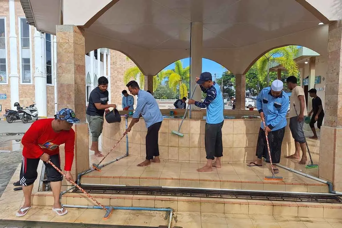 Brigade Masjid BKPRMI Aceh Timur membersihkan Masjid Agung Darussalihin Idi, Kabupaten Aceh Timur. (Foto: ANTARA)