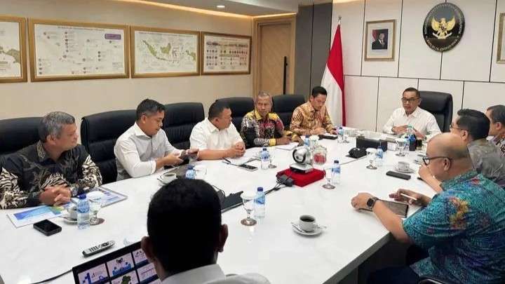 Bupati Aceh Barat, Tarmizi, SP, MM, melakukan serangkaian pertemuan strategis di Jakarta dalam upaya mendorong pembangunan dan pertumbuhan ekonomi daerah, Rabu (23/4/2025). (Foto Pemkab Aceh Barat)
