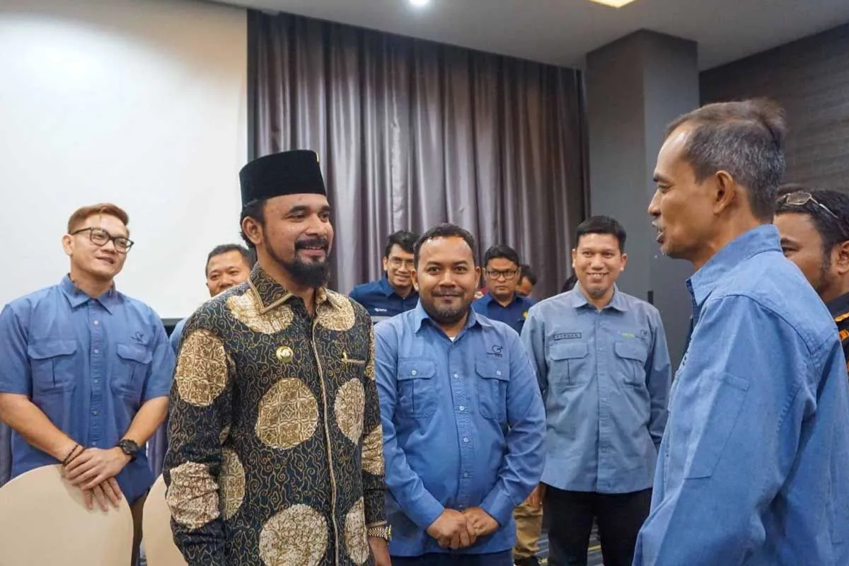 Bupati Aceh Timur Iskandar Usman Alfarlaky (baju batik) berbincang dengan pihak PT Medco E&P Malaka terkait CSR. (Foto: Pemkab Aceh Timur)